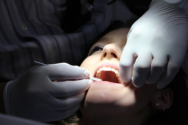 A ocorrência de aftas também é comum após procedimentos dentários: Getty Images Afta após injeção no dentista