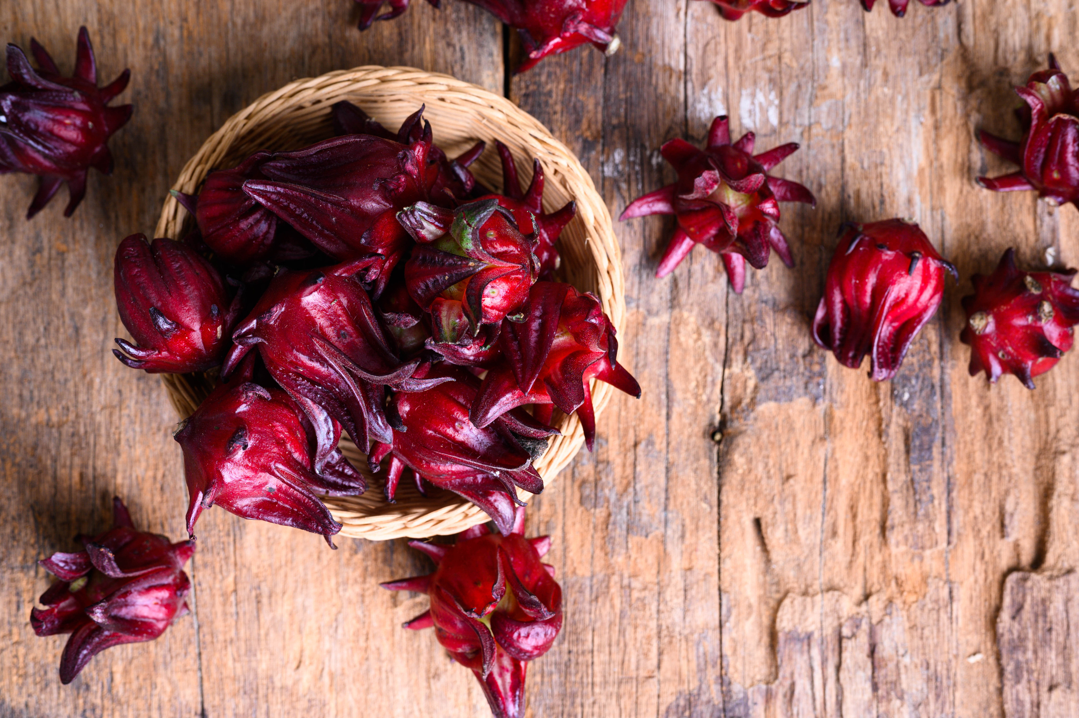 Cálice de flor carnuda de Hibiscus sabdariffa. Fonte Getty Images Cálice carnudo da flor de Hibiscus sabdariffa