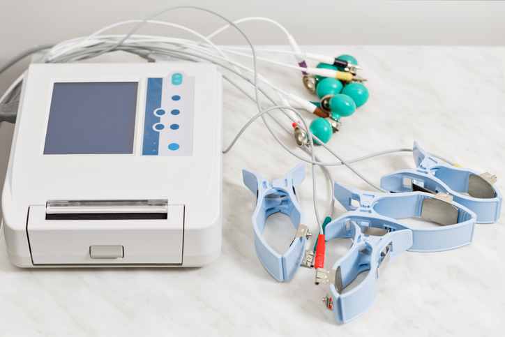 Máquina de ECG com eléctrodos Fonte: Getty Images Máquina de ECG, eléctrodos, balões de eléctrodos