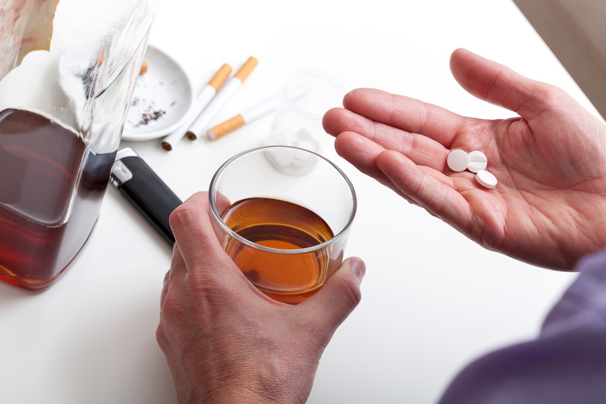 O álcool, o tabaco e as drogas estão entre as causas mais comuns. Quais destas causas podemos evitar e, assim, prevenir a pancreatite a longo prazo? Getty Images Álcool, tabaco e medicamentos. Um homem segura um copo de álcool castanho e medicamentos na mão direita. Como as causas mais comuns de pancreatite crónica