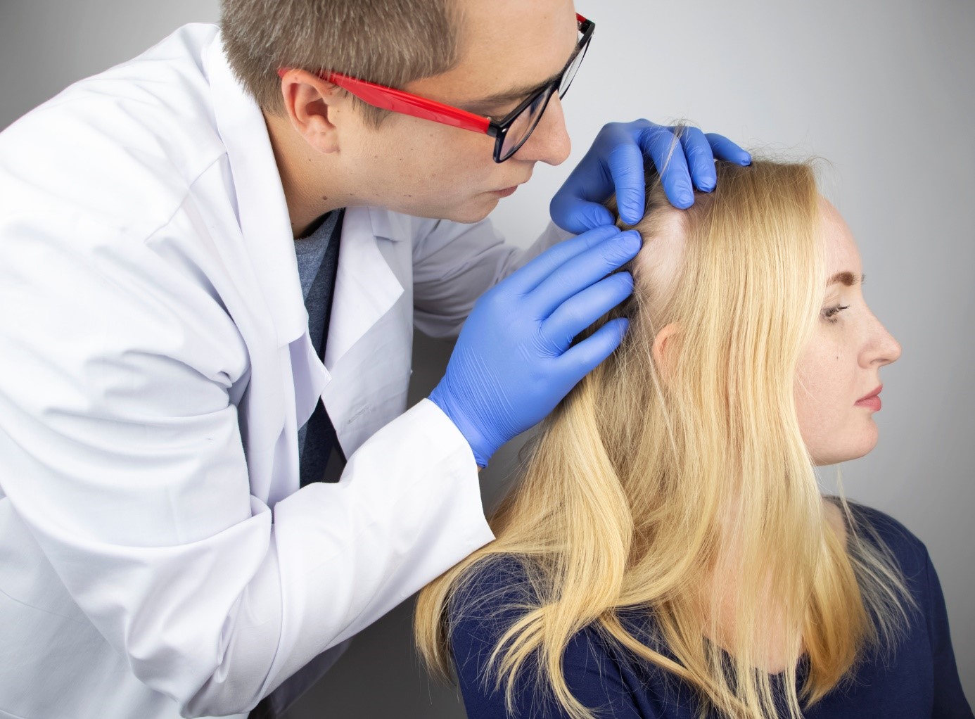 O importante é o exame, durante o qual o especialista avalia vários parâmetros: Getty Images O médico examina o estado do cabelo, a sua qualidade e a sua queda