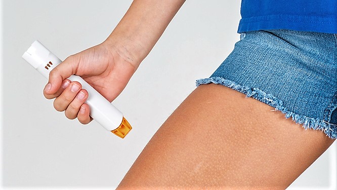 As pessoas que sofrem de alergias devem ter consigo uma Epipen - o importante é administrá-la rapidamente, o que evitará o desenvolvimento de choque: Getty Images Administração de epipen para alergia - numa pessoa alérgica
