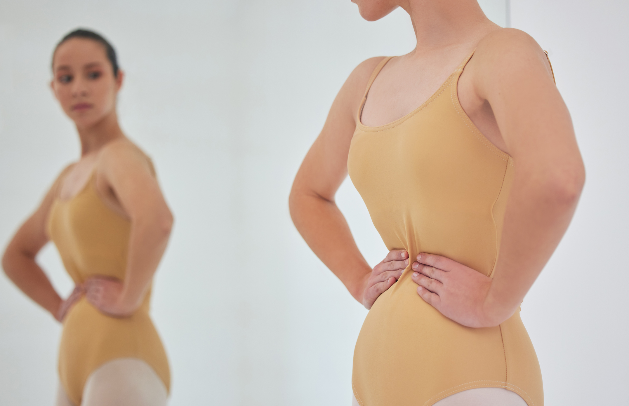 Bailarina verifica a sua figura ao espelho