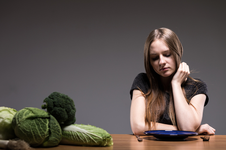 Efeito social - corpo esbelto, dieta saudável = saúde e sucesso: Getty Images Bulimia e crenças mórbidas sobre alimentação saudável, mulher, falta de apetite, legumes