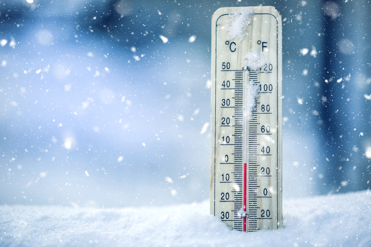 Ocorre sobretudo em tempo frio. Foto: Getty Images Tempo de inverno, neve, frio, termómetro