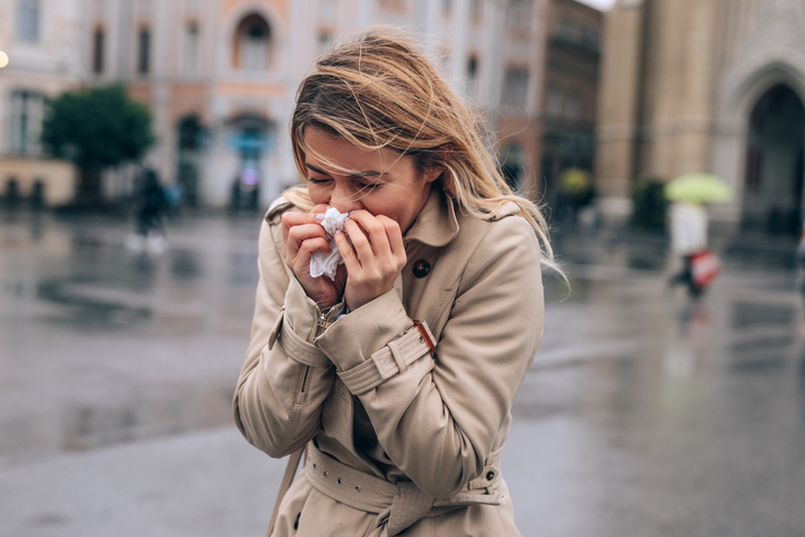 A estação começa no outono - é influenciada pelo clima. Fonte Getty Images Tempo de outono e uma mulher a limpar o nariz