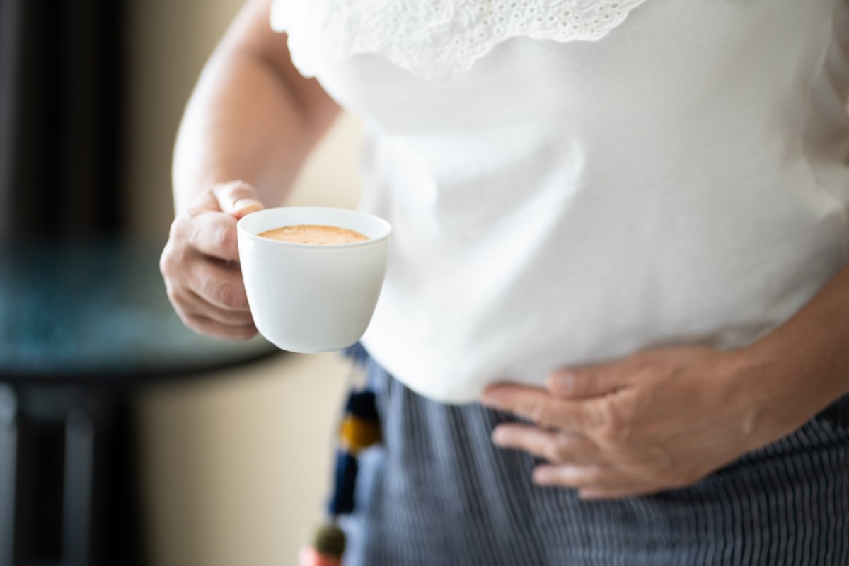 A escolha de alimentos e bebidas afecta o agravamento dos sintomas da doença, um exemplo é também o café. Fonte da foto: Getty Images Uma chávena de café na mão como fator de risco para o agravamento dos sintomas de refluxo