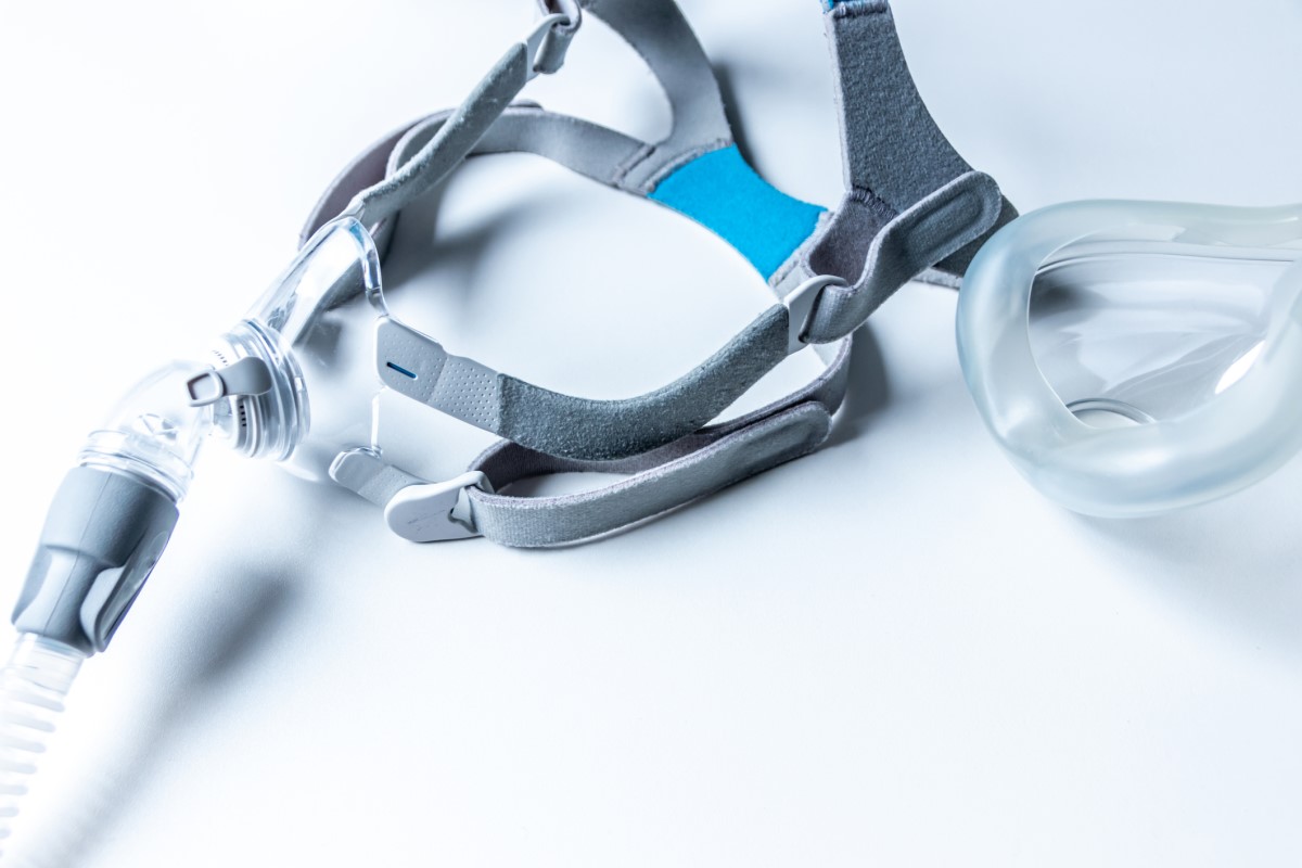 Muitas complicações e riscos para a saúde e soluções e tratamentos disponíveis. Fonte: Getty Images Máscara CPAP para gestão da apneia do sono