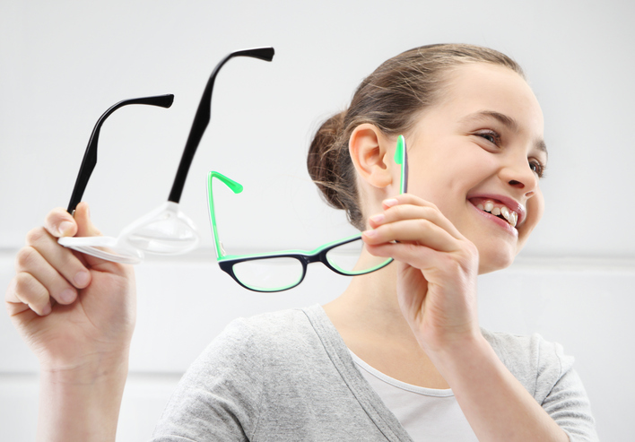O oftalmologista determinará as dioptrias adequadas. Foto: Thinkstock A rapariga tem dois copos na mão