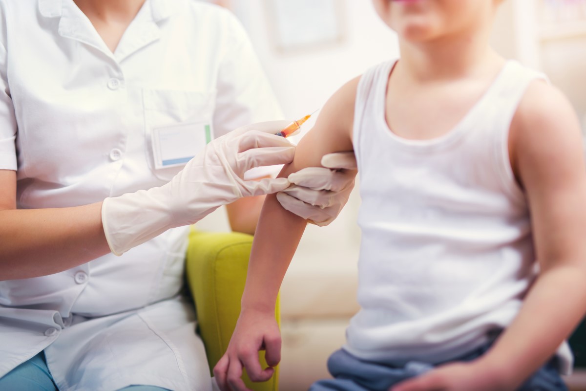 A vacinação é uma prevenção eficaz: Getty Images Vacinar uma criança - o médico vacina a criança - a criança senta-se e o médico dá-lhe uma injeção no braço.