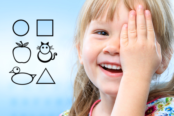 Exame oftalmológico de crianças com recurso a imagens. Foto: Thinkstock A rapariga e o exame oftalmológico