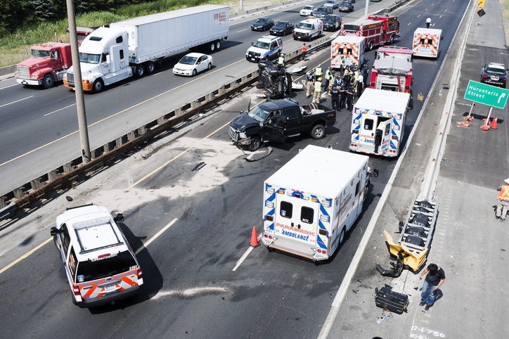 O choque traumático pode ocorrer num acidente de viação devido a politraumatismo. O choque cardiogénico também pode ocorrer devido a contusão cardíaca. Foto: Getty Images Acidente de viação, carros, bombeiros, polícia, serviço de salvamento