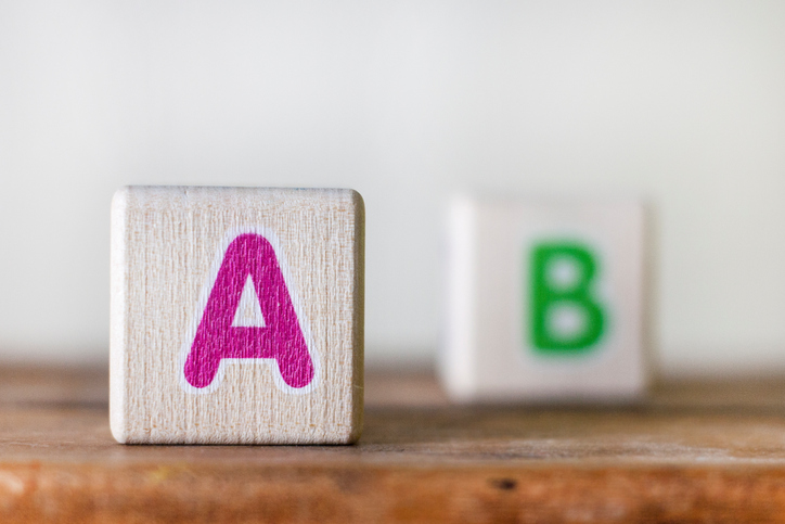 Um olho vê com nitidez e o outro está desfocado. Foto: Thinkstock cubos de madeira com a letra A cor-de-rosa e a letra B verde