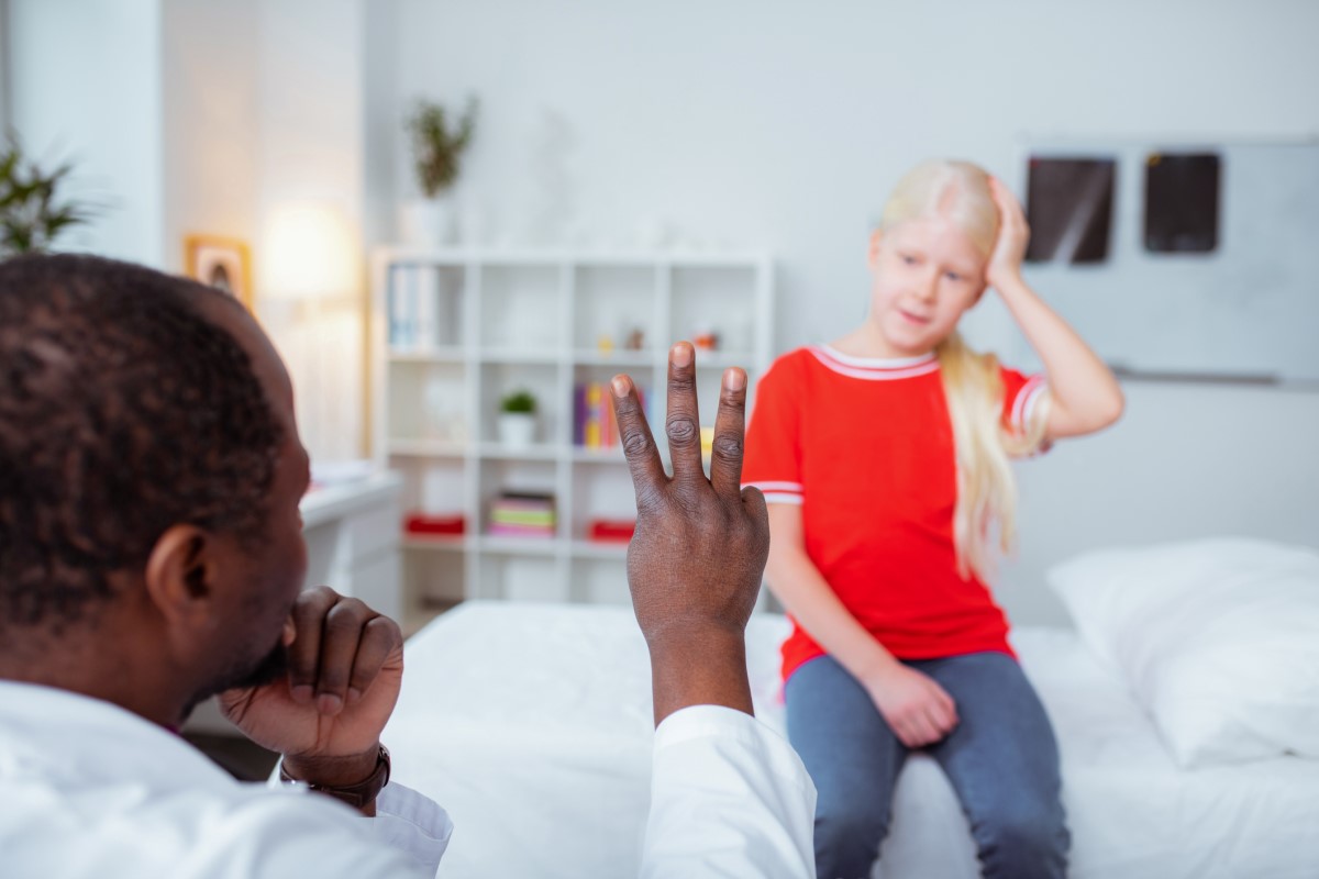 É importante ser examinado por um especialista que determinará o próximo curso de acção com base nos resultados: Getty Images Um médico examina uma criança com um traumatismo craniano