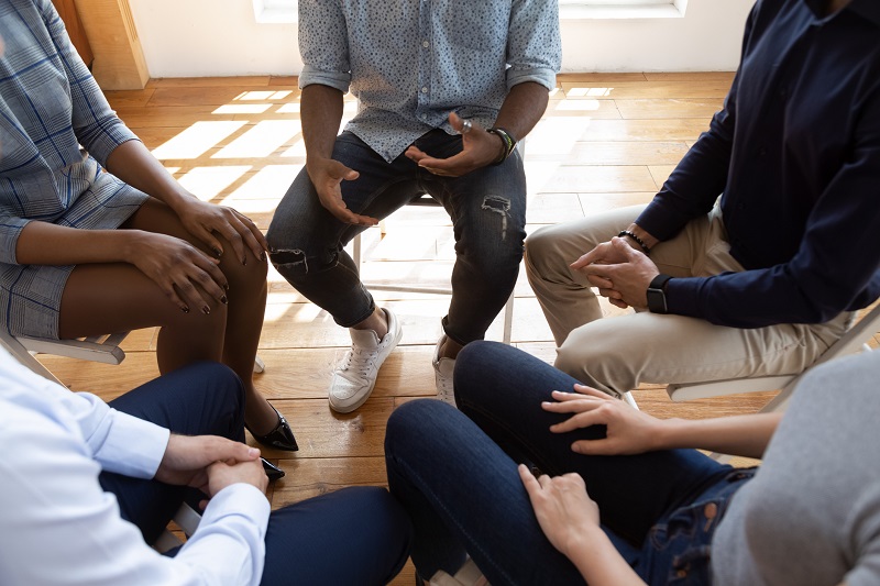 Pessoas em psicoterapia de grupo