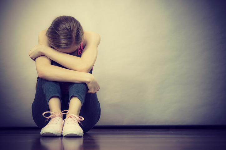 A tensão arterial baixa afecta principalmente as adolescentes e as mulheres jovens. Fonte da foto: Getty Images Uma jovem tem problemas de saúde