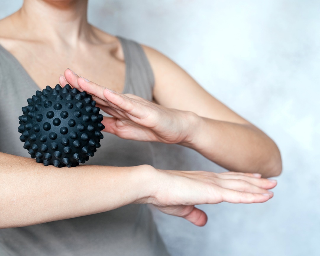 Utilização de um auxiliar de massagem para relaxar os músculos extensores do antebraço na epicondilite radial (cotovelo de tenista): Getty Images Utilização de um auxiliar de massagem para relaxar os músculos extensores do antebraço na epicondilite radial (cotovelo de tenista)