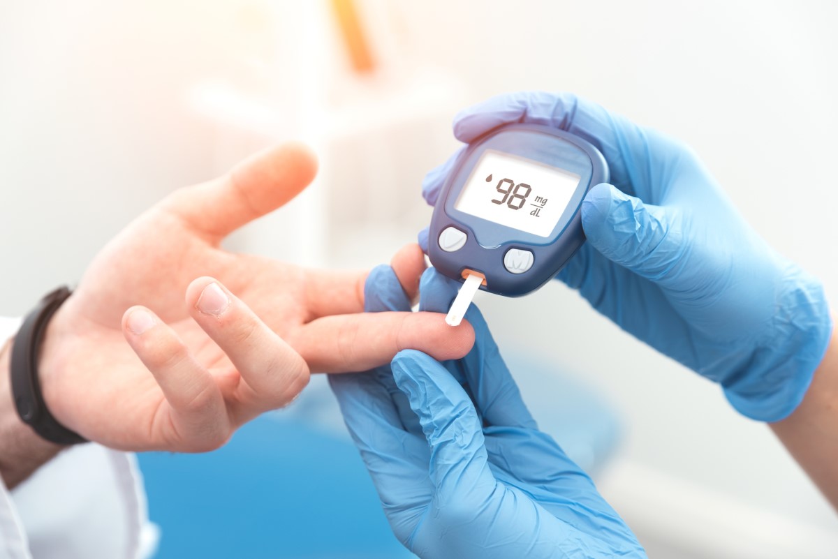 O diagnóstico da síndrome metabólica consiste não só num exame físico, mas também numa série de análises ao sangue para determinar os níveis de glicose, colesterol e outras gorduras: Getty Images Medição do açúcar no sangue - glicemia, picada no dedo e medição