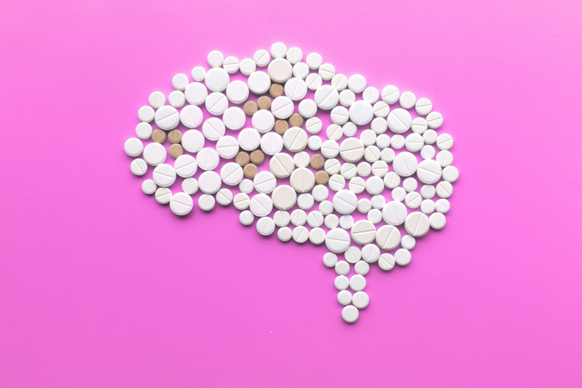 O tratamento divide-se em várias formas: Getty Images Tratamento - medicamentos, um modelo do cérebro construído a partir de comprimidos