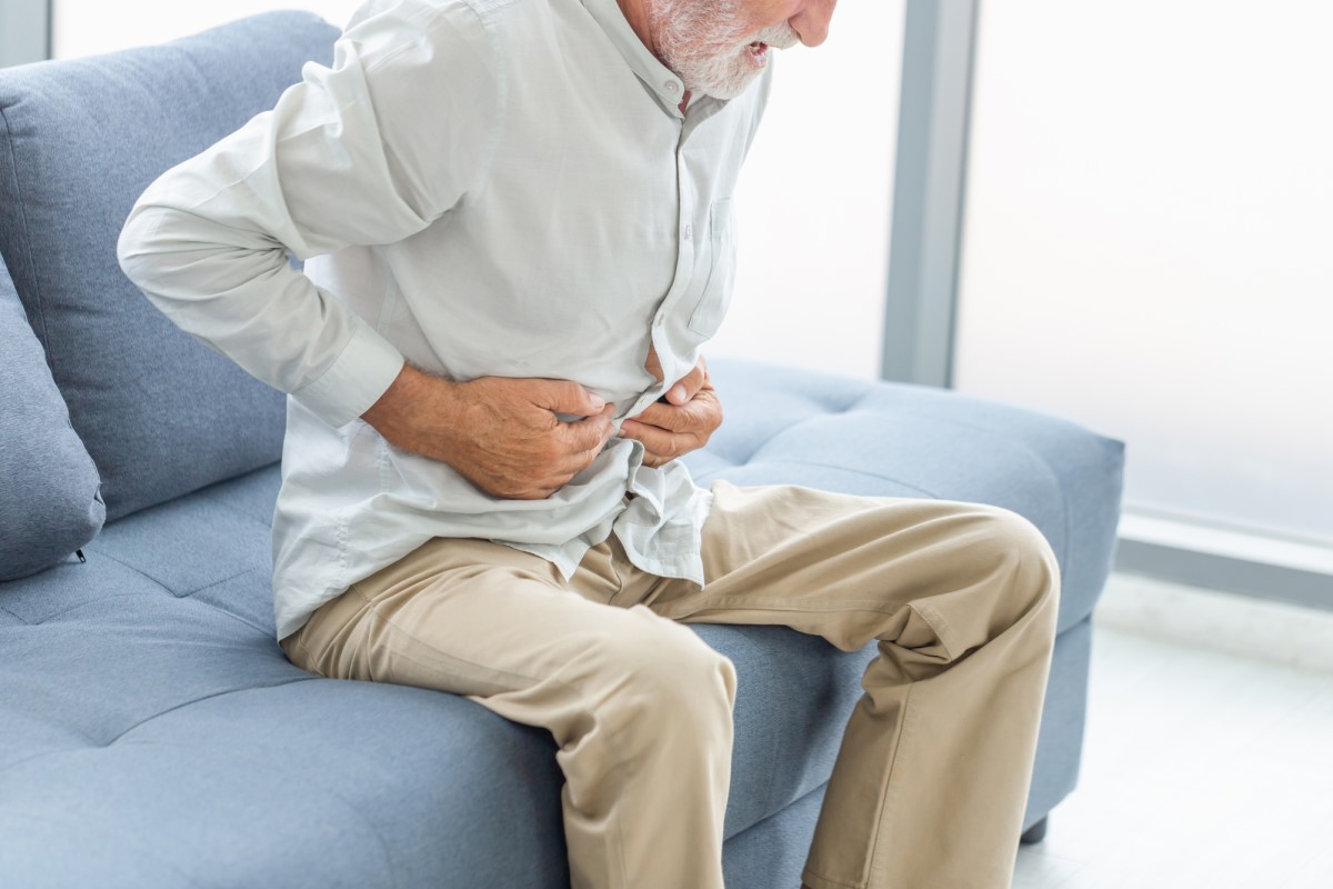 A maioria das vezes ocorre em homens idosos. Porquê? Já sabe a resposta à pergunta, conhece as medidas preventivas. Fonte foto: Getty Images Um idoso tem dores abdominais - está sentado em decúbito ventral e segura o abdómen com as mãos