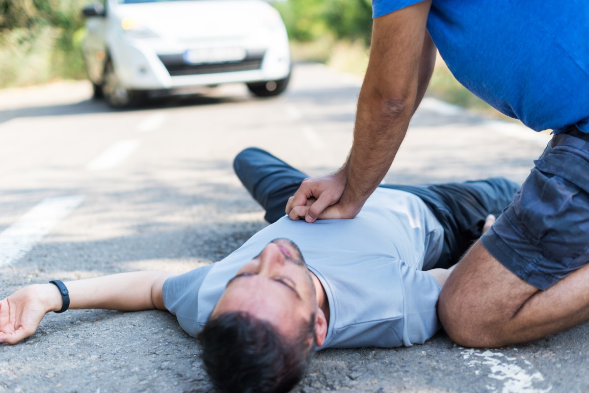 Não está a responder, não respira? Não respira o suficiente? = RCP Mãos no centro do peito e pressione 5-6 cm de profundidade, a um ritmo de 100 vezes por minuto, até à chegada de ajuda profissional Fonte da fotografia: Getty Images RCP - reanimação cardiopulmonar - uma pessoa socorre uma pessoa inconsciente que não reage.
