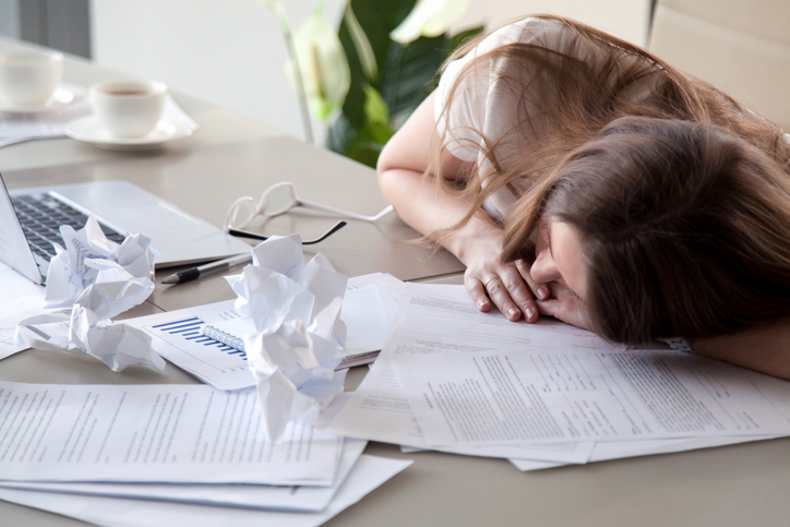 Sono incontrolável no trabalho. Fonte da foto: Getty Images Narcolepsia de uma mulher no trabalho, uma mulher deitada numa secretária de escritório