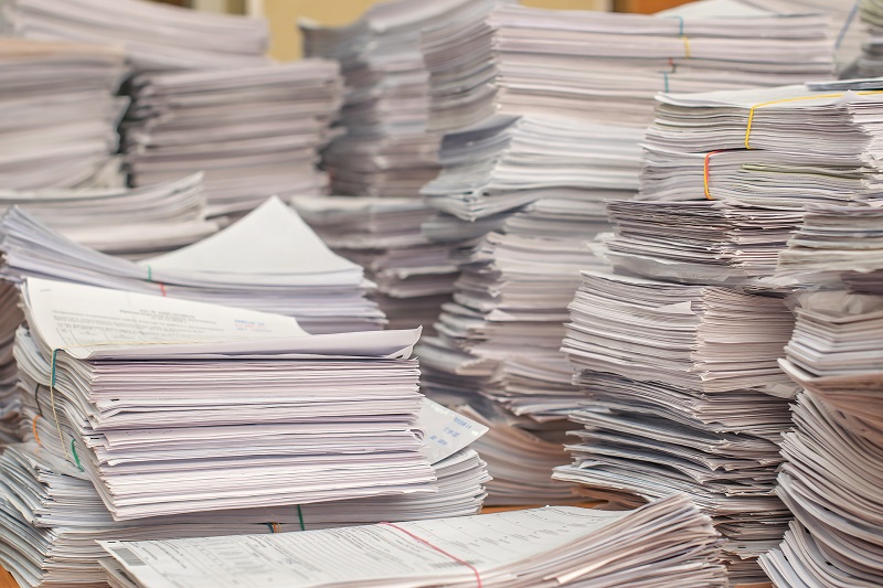 Muitos documentos importantes para uma pessoa com TOC. Fonte da foto: Getty Images Muitos papéis e desordem