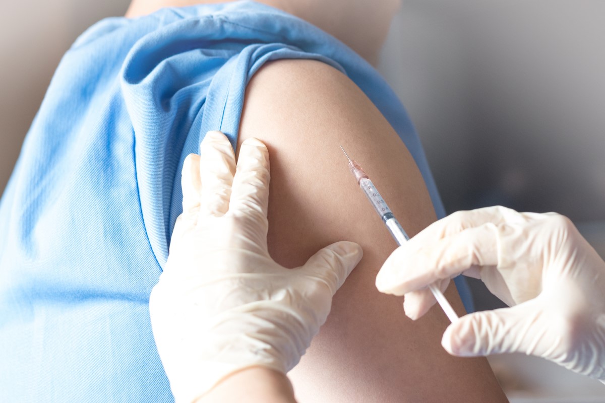 Vacina altamente eficaz. Fonte: Getty Images Vacina, vacinação no ombro, médico e injecções