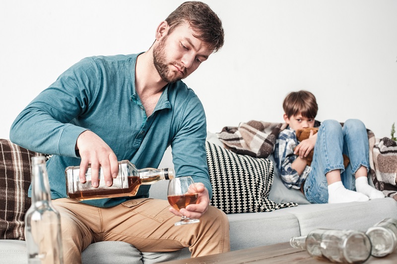 Com um dos pais já toxicodependente, o funcionamento da família fica seriamente comprometido. Fonte da fotografia: Getty Images. A dependência do pai em relação ao álcool, que afecta sobretudo os filhos.