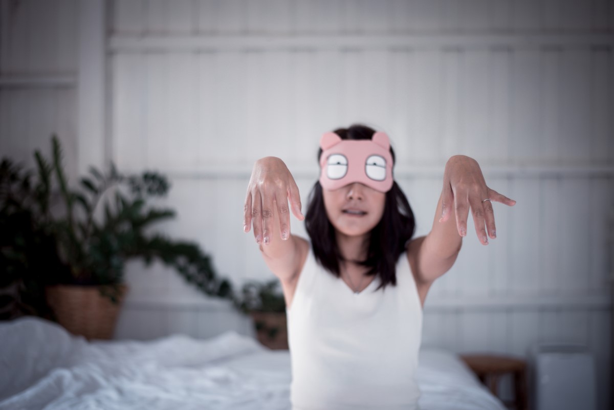 O sonambulismo ou sonambulismo é caracterizado por actividades durante o sono, mas a pessoa está realmente a dormir. Cuidado com os riscos, no entanto. Fonte Getty Images Uma mulher mal-humorada que se levanta da cama enquanto dorme, uma mulher com os olhos tapados.