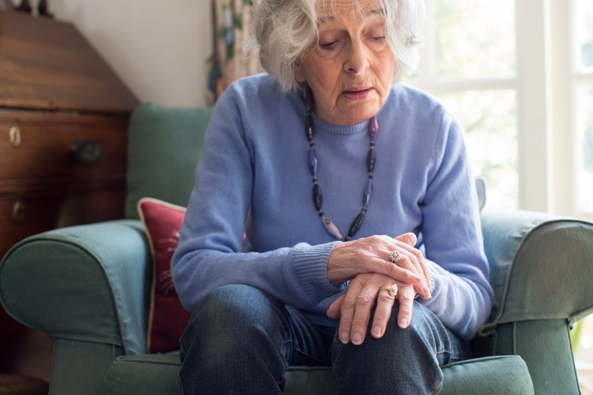 Além disso, o itinerário apresenta um certo número de dificuldades, que podem ser encontradas na fonte: Getty Images Uma mulher tem problemas com tremores nos membros superiores devido à doença de Parkinson