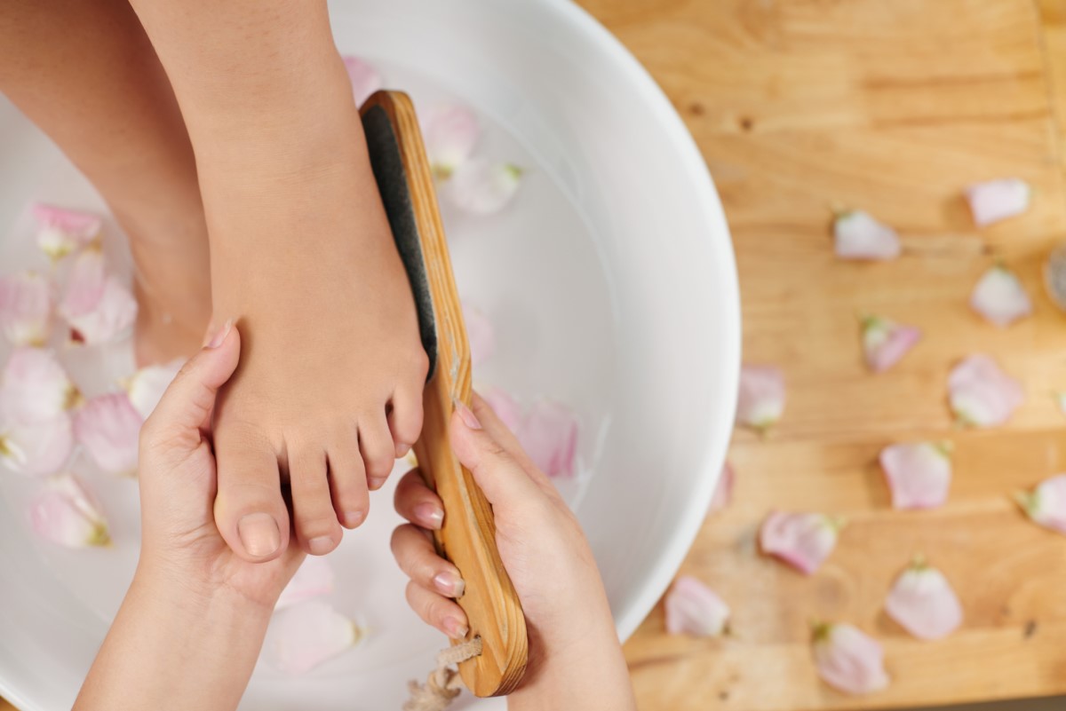 Para alguns problemas, é necessária uma mão especializada e um tipo de pedicura: Getty Images Pedicura, tratamento dos pés e corte com uma escova reafirmante