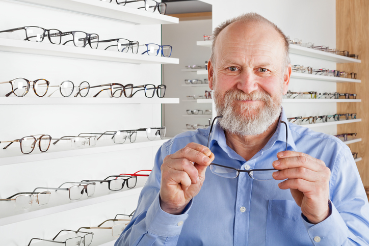 A idade de aparecimento da presbiopia é individual. Foto: Thinkstock Sénior segura óculos