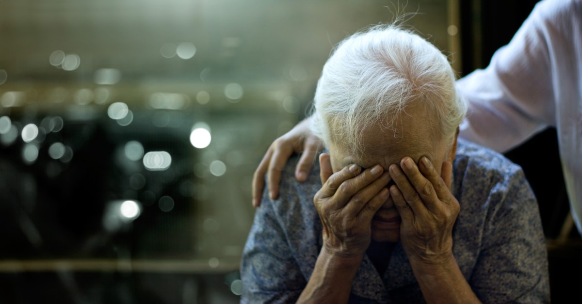 Uma pessoa apresenta várias dificuldades psicológicas e físicas: Getty Images Uma mulher idosa tem um problema de saúde, a sua cabeça é apoiada pelos braços e uma pessoa segura-lhe os ombros