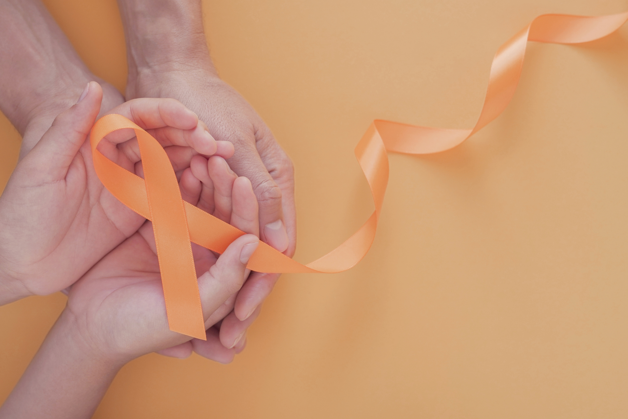 O laço cor-de-laranja como símbolo da campanha de sensibilização para a esclerose múltipla e de solidariedade. Fonte Getty Images Fita laranja - como símbolo