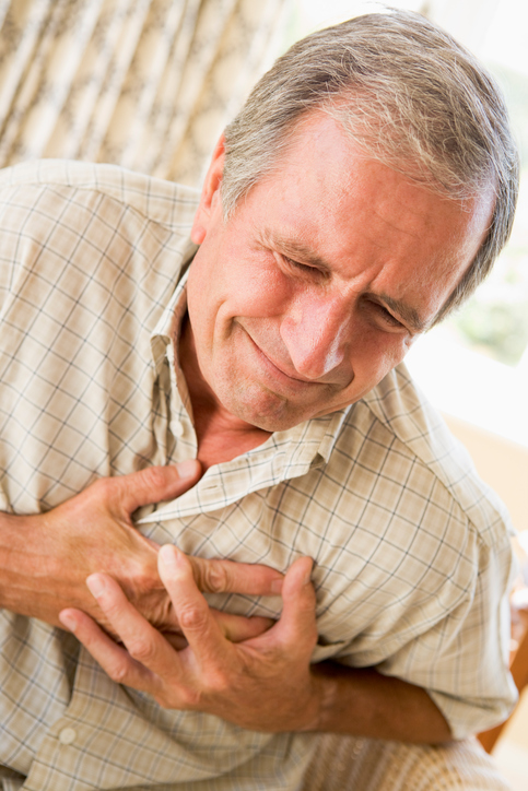 Palpitações cardíacas acompanhadas de dores no peito: Getty Images Um homem idoso segura o peito na região do coração, tem palpitações, ou palpitações cardíacas, e angina, ou dor no peito