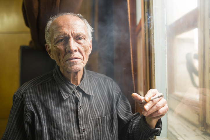 A idade avançada e as doenças associadas aumentam a probabilidade de choque cardiogénico nos problemas cardíacos. Foto: Getty Images Homem velho a fumar
