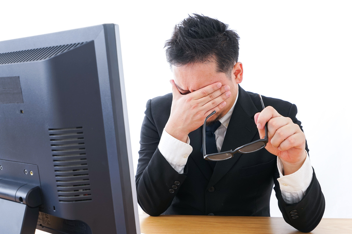 Fadiga ocular provocada pelo trabalho prolongado no computador Foto: Thinkstock Homem que trabalha ao computador tem síndrome do olho seco e olhos cansados
