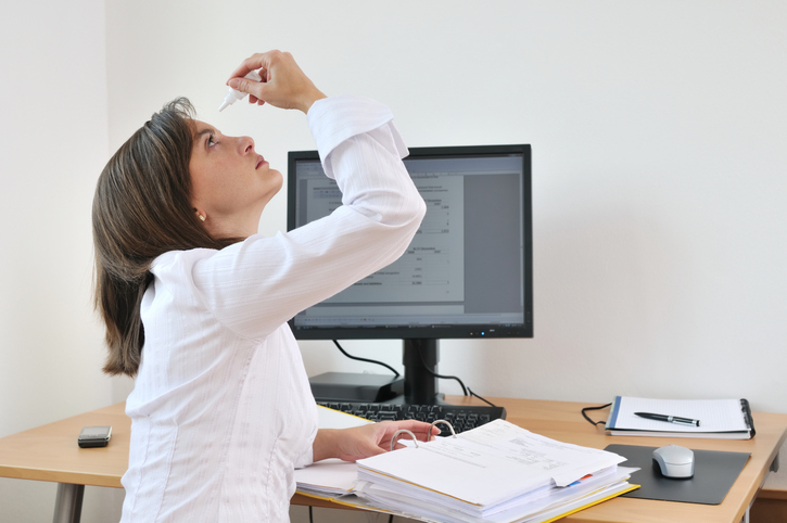 Atenção ao diagnóstico correto e ao auto-tratamento do olho seco. Foto: Thinkstock Mulher com síndrome do olho seco a pingar gotas para os olhos