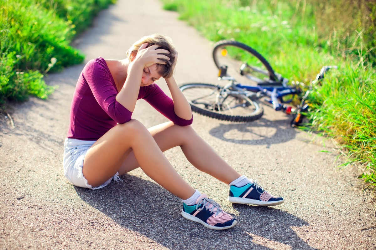 Ferimento na cabeça de uma mulher numa queda de uma bicicleta
