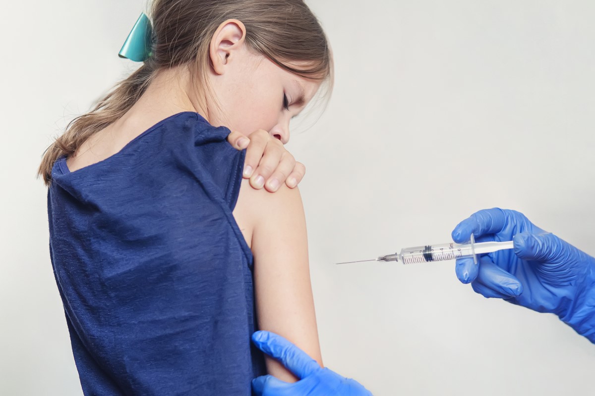 A vacinação como forma adequada de prevenção de doenças em crianças e adultos. Fonte da foto: Getty Images Vacinação de uma criança - raparigas - o médico injecta a vacina no ombro