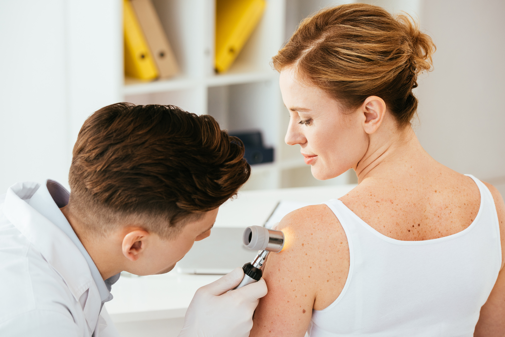 Exame dermatoscópico Fonte: Getty Images Exame dermatoscópico