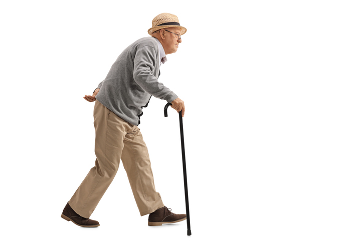 Um homem velho com a coluna vertebral curvada