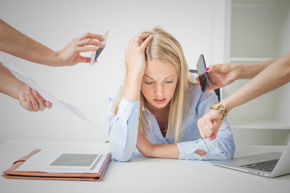 Podem ocorrer várias formas da doença, não tem de ser obrigatoriamente burnout: Getty Images A mulher não está interessada no trabalho, está sobrecarregada, exausta, sentada à secretária e não trabalha.
