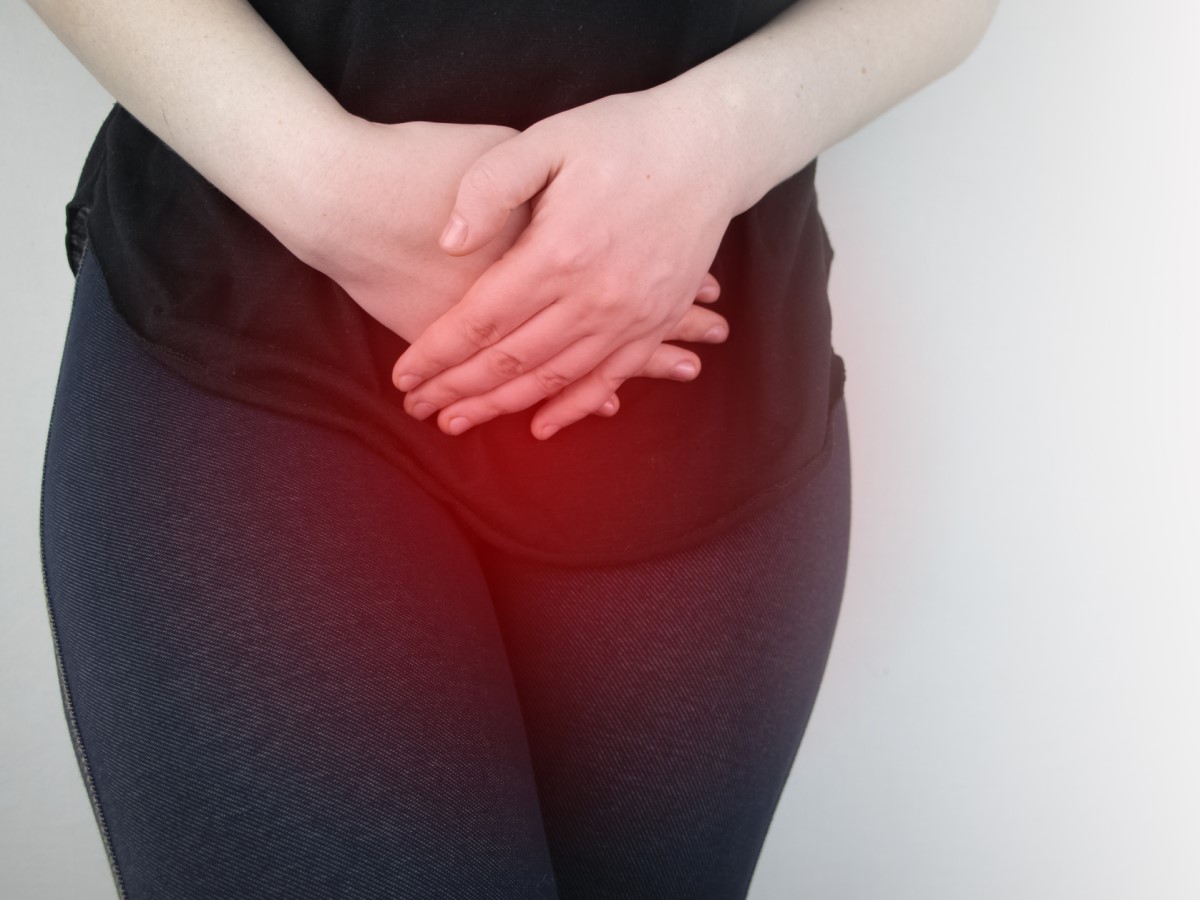 Um dos sintomas mais comuns da infeção por clamídia nas mulheres é a dor na parte inferior do abdómen, o que indica inflamação: Getty Images Dor abdominal, abdominal inferior e pélvica, numa mulher com infeção por clamídia