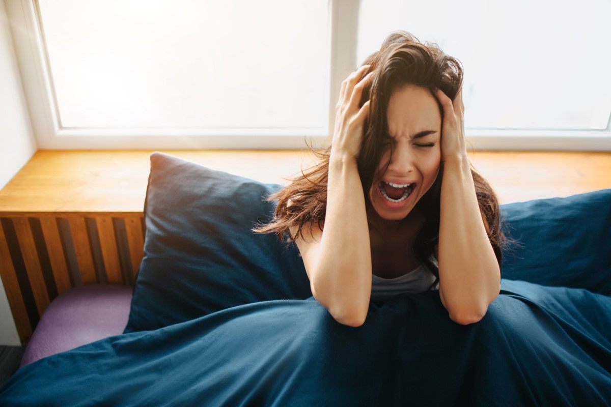 Dor insuportável como nunca se experimentou antes. Fonte da foto: Getty Images Mulher com fortes dores de cabeça - um sintoma de hemorragia no cérebro