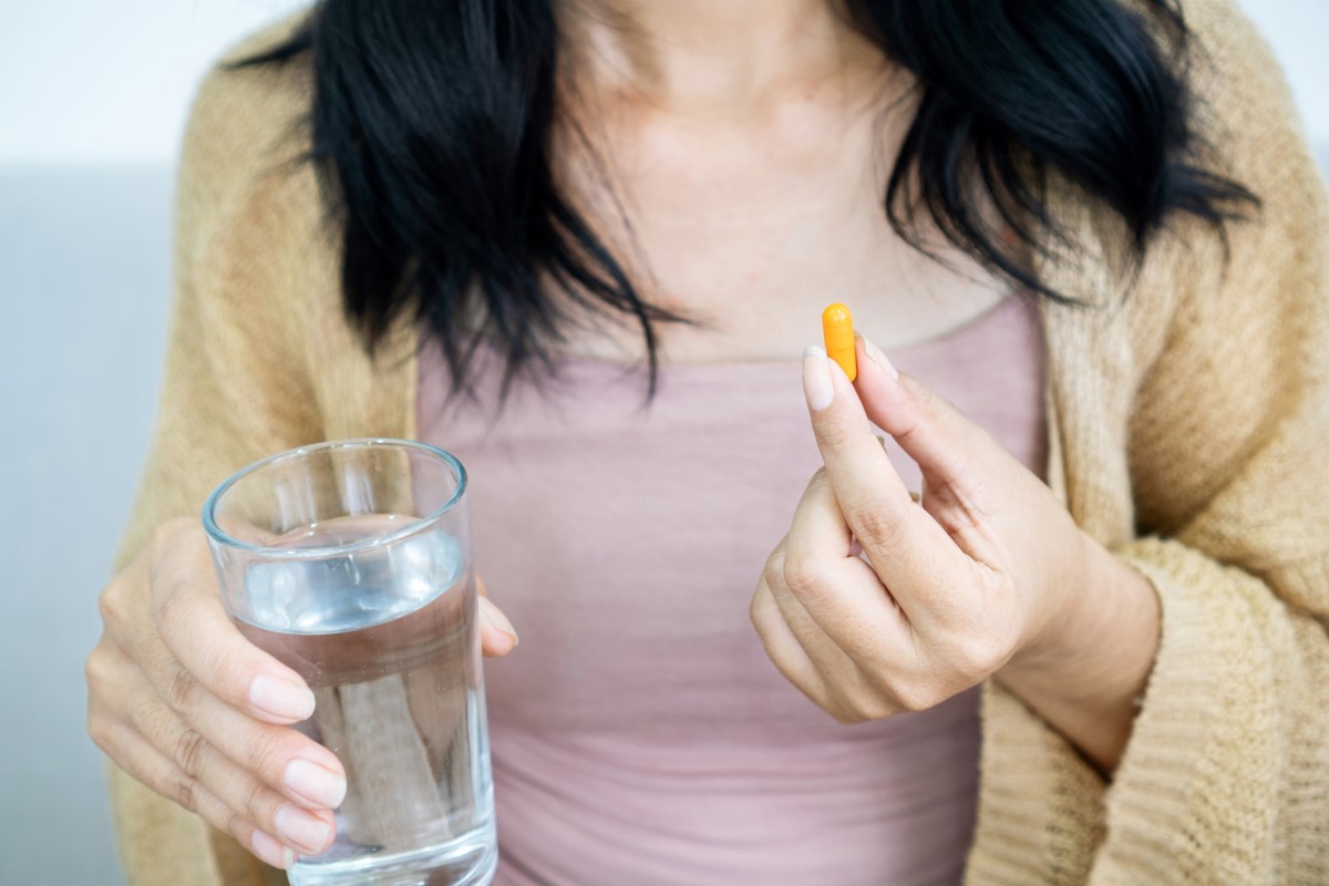 O tratamento deve ser indicado e acompanhado por um médico. Fonte da foto: Getty Images A medicina nas mãos de uma mulher