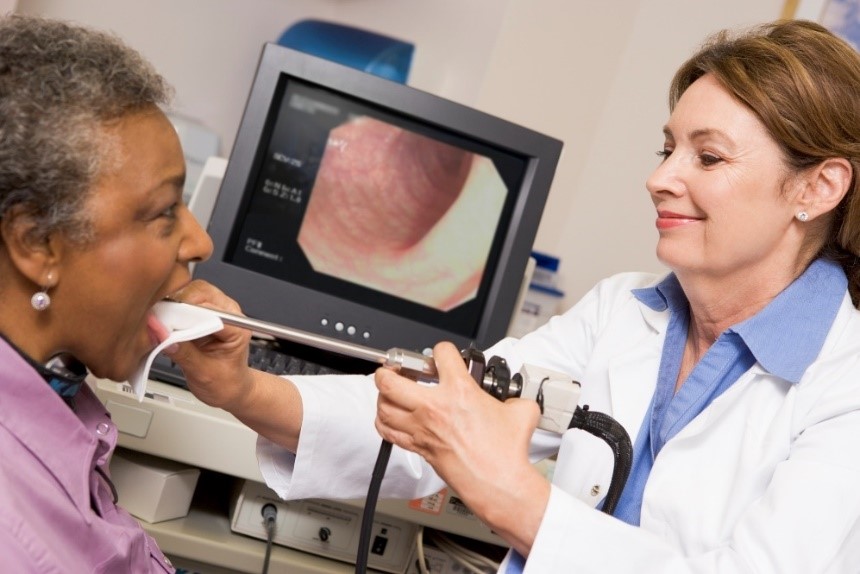 Exame de diagnóstico por imagem - laringoscopia Fonte: Getty Images Diagnóstico por imagem - Laringoscopia, mulher e médico com endoscópio, câmara e exame