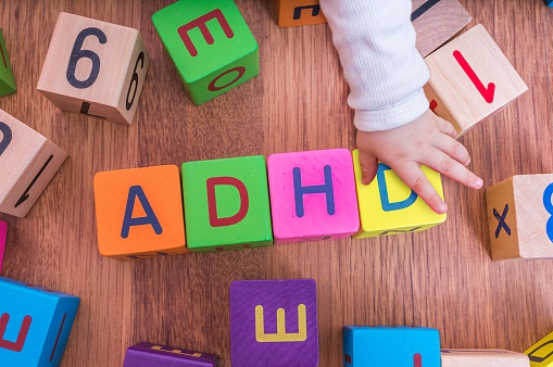 Será que é mesmo TDAH? Foto: Getty Images os cubos de letras das crianças, dispostos de modo a formar o nome ADHD, com a mão da criança