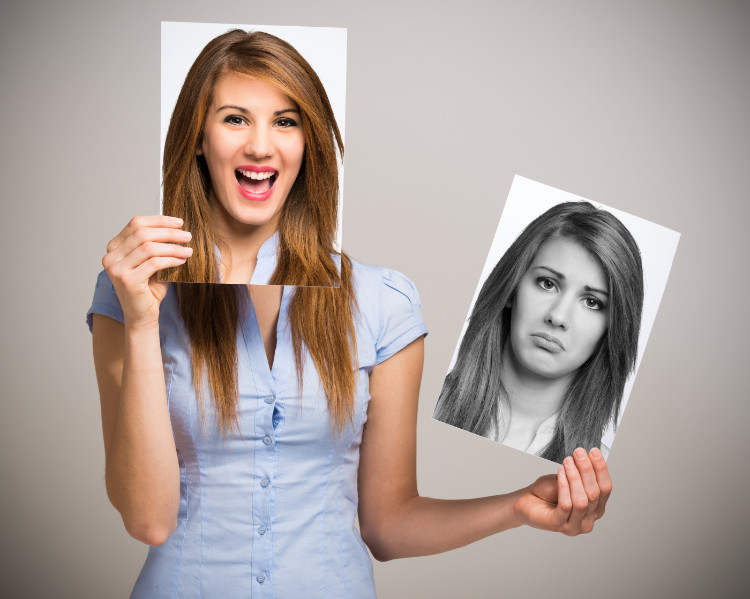Troque o mau humor por um sorriso a seu tempo. Fonte Getty Images uma mulher com duas fotografias, a primeira sorridente e a segunda triste, afastada do seu rosto